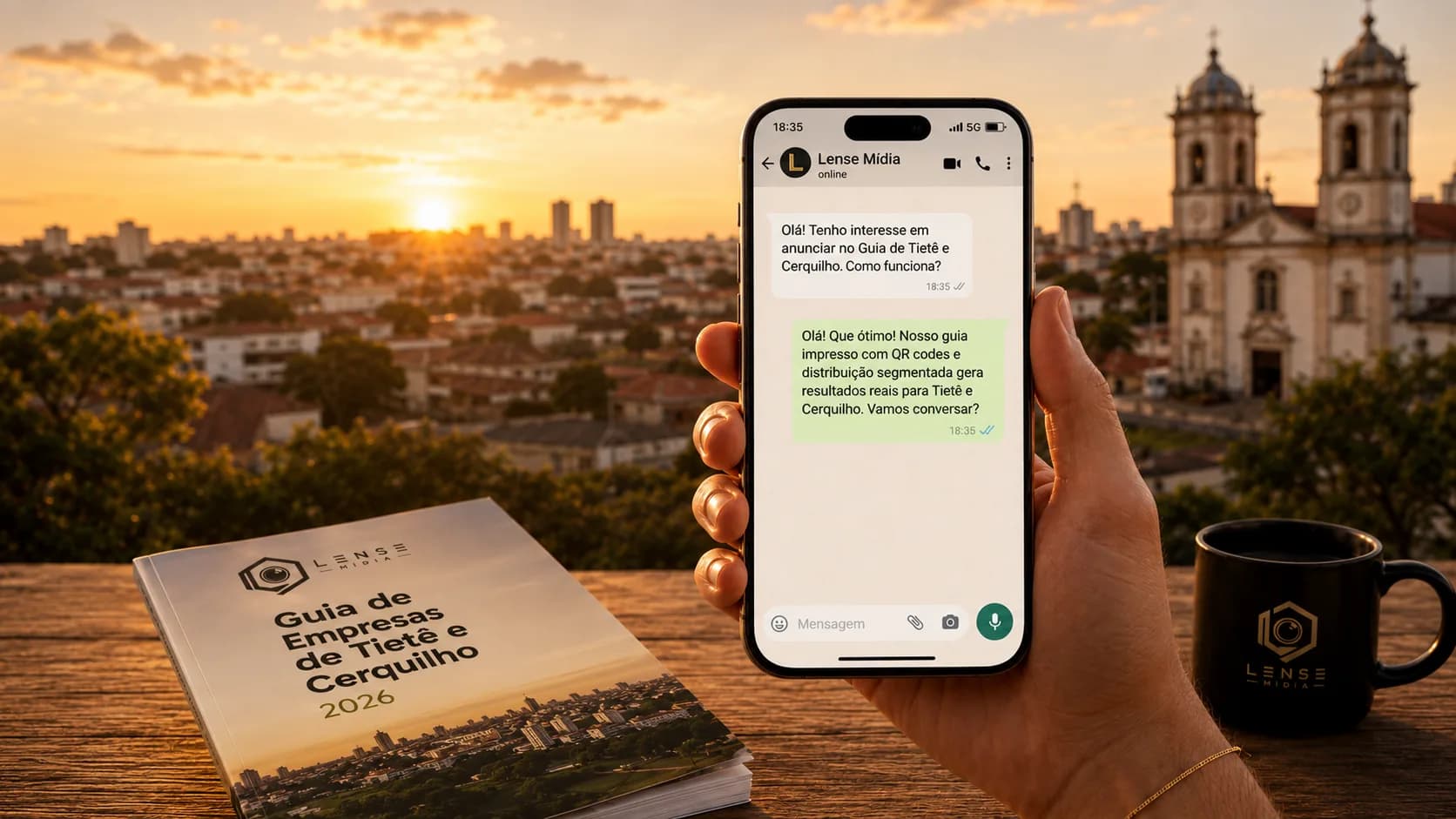 Hero da Lense Mídia com celular, cidade ao entardecer e guia impresso